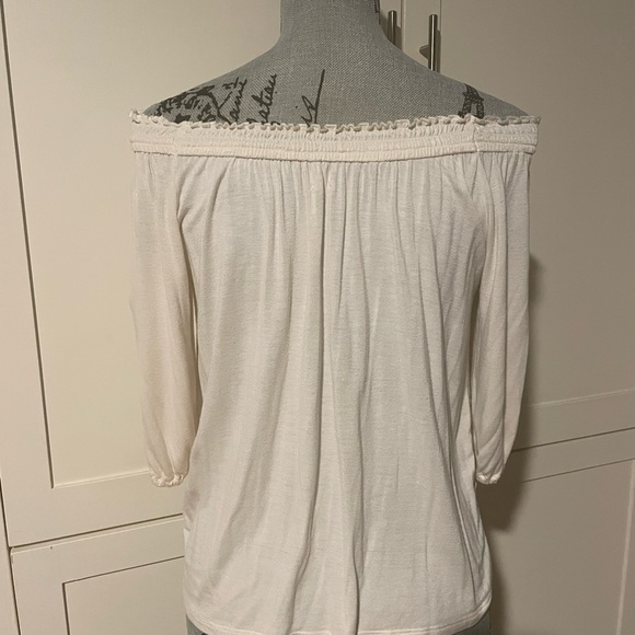Hollister top - XS - 3/4 sleeve - can be worn on or off the shoulders. - Picture 4 of 4